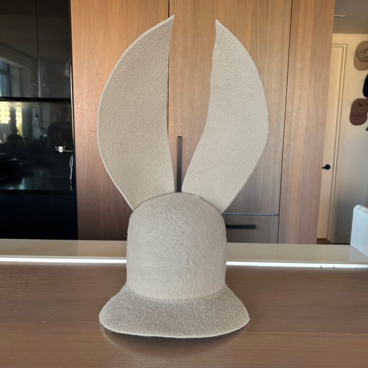 Khia Tullae Grizzly Bunny Lid hat in silver belly felt, front view